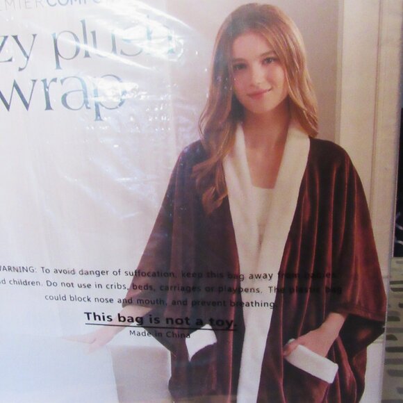 NWT COZY PLUSH WRAP, FITS ALMOST EVERYONE, 70" X 50" - Picture 3 of 8